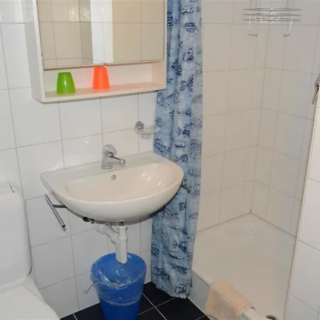 Henry - Hochparterre Appartement-fewo- Dusche Oder Bad- Wc 12-bettwohnung By Interhome * Hornkessel